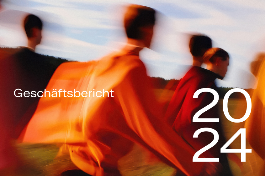 Geschäftsbericht 2024 - verschwommenes Hintergrundbild zeigt eine laufende Gruppe von Personen im goldenen Abendlicht
