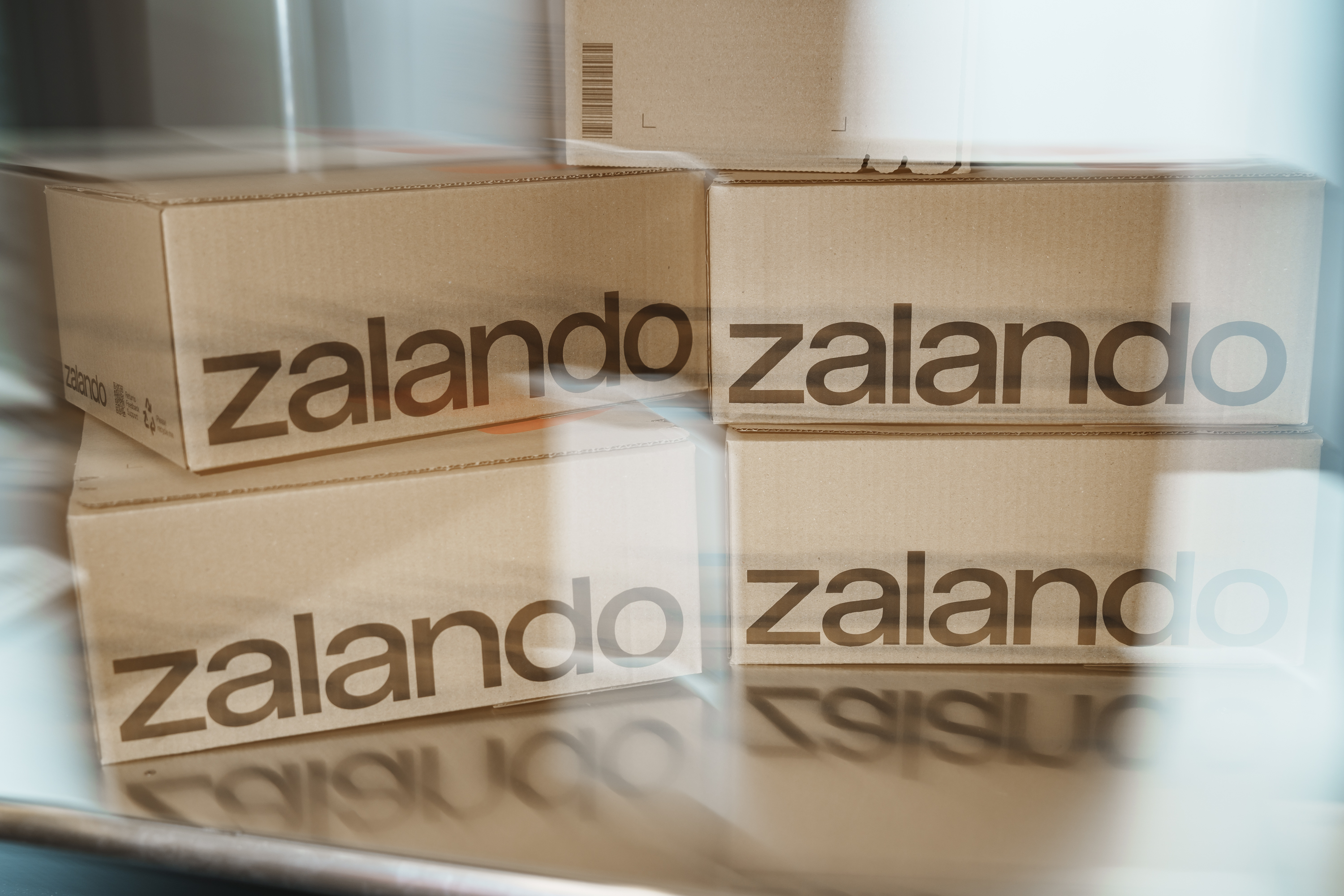 Logistics Slightly blurry picture of five Zalando-branded parcels
