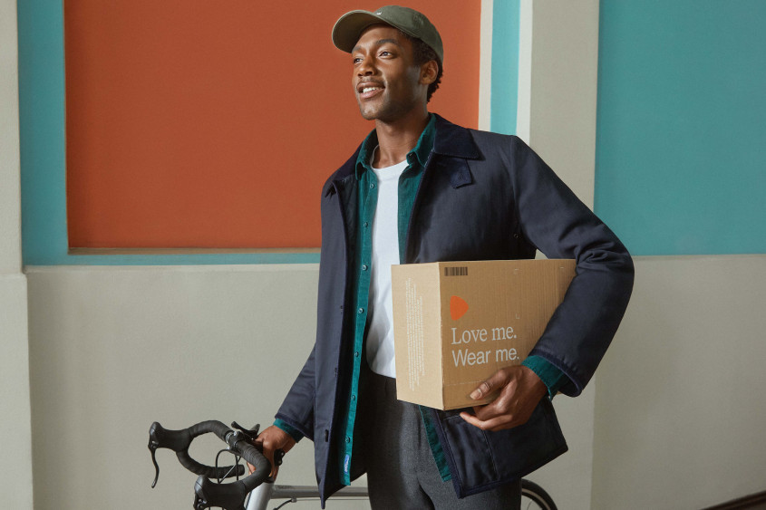 Zalando SE Customer Zalando customer carrying a Zalando box