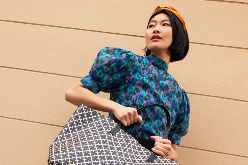 Zalando SE customer with shopping bag